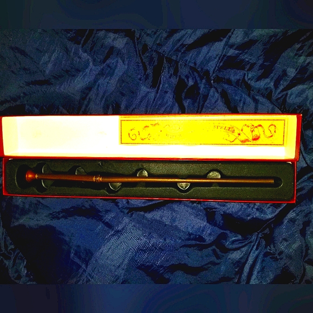 Harry Potter WAND Universal Studios Ollivanders 2018 Oak 7 NIB Interactive